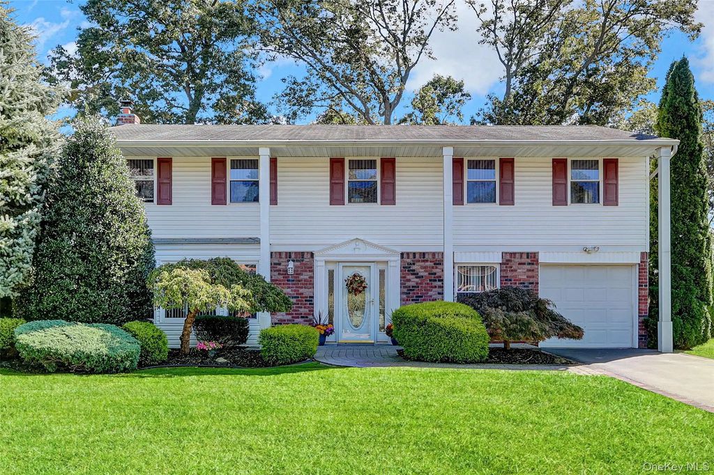 14 Milhouse Lane, Lake Grove