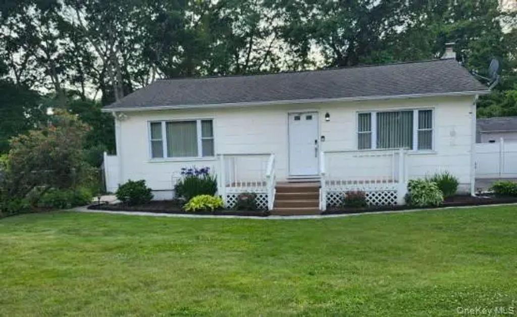 54 Hackensack Road, Mastic Beach