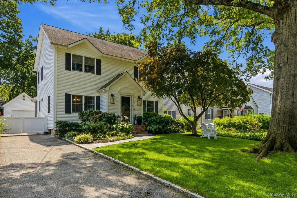 11 Bayside Avenue, Port Washington