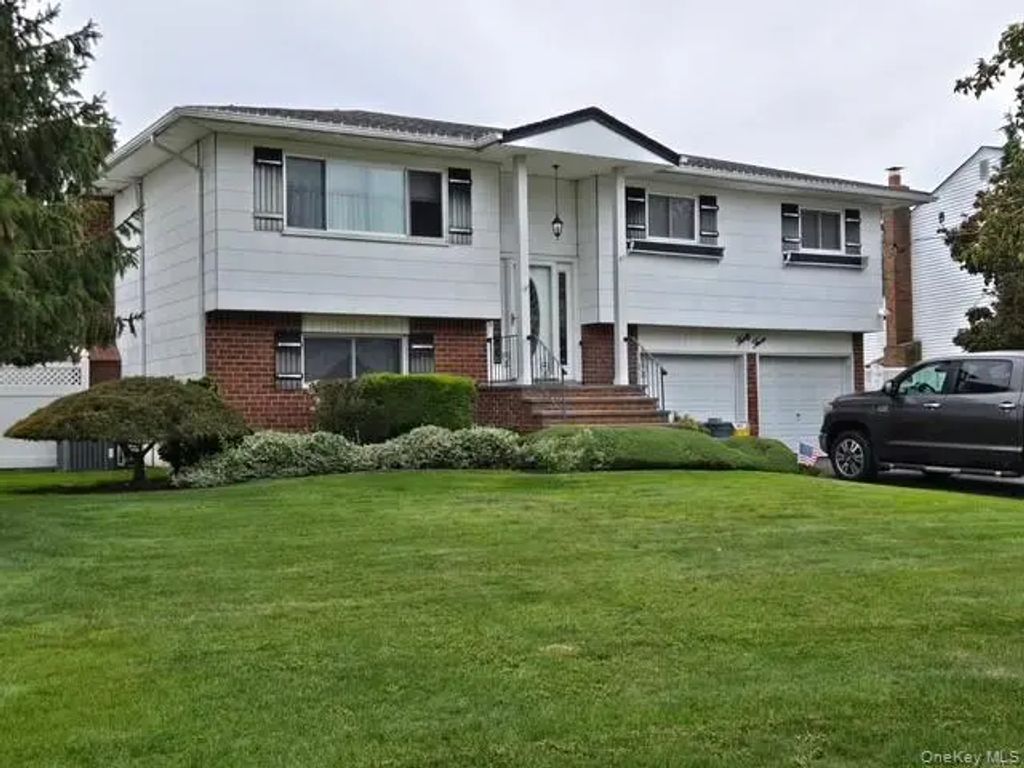 33 Sherwood Drive, Bethpage