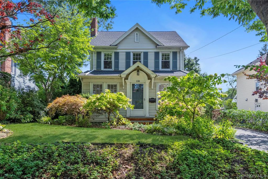 138 Hillcrest Avenue, Manhasset