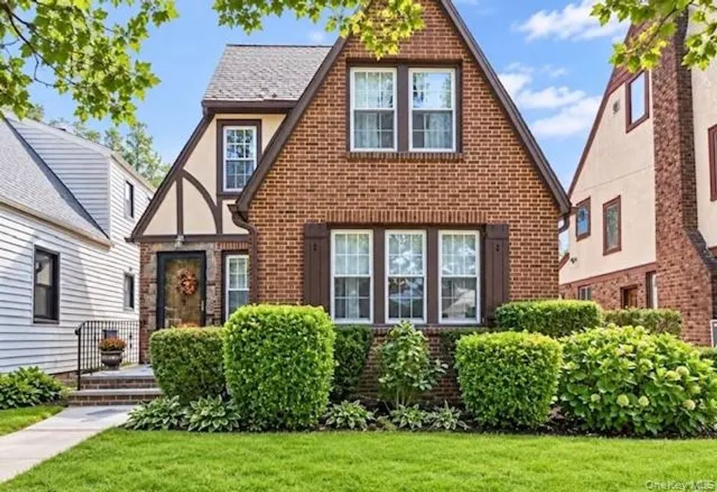 230 Crocus Avenue, Floral Park