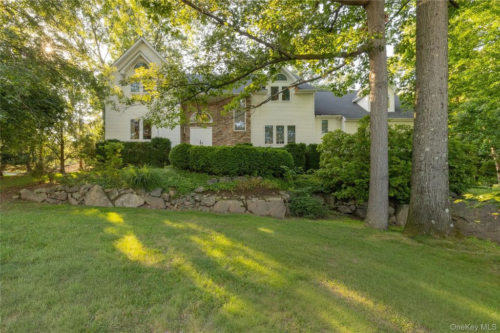 11 Hawk Nest Road, Tomkins Cove