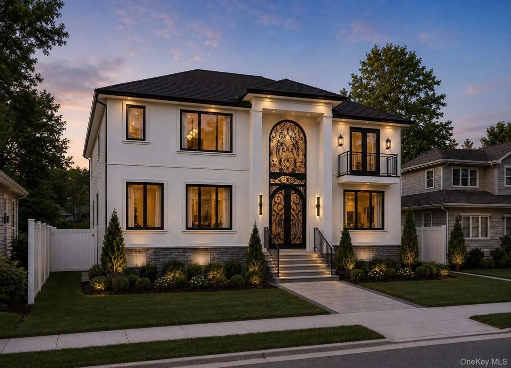 26 Cloverfield Road S, Valley Stream