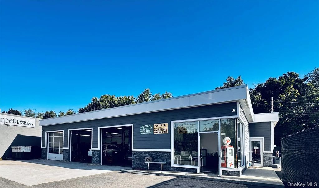 215 Robbins Lane, Syosset