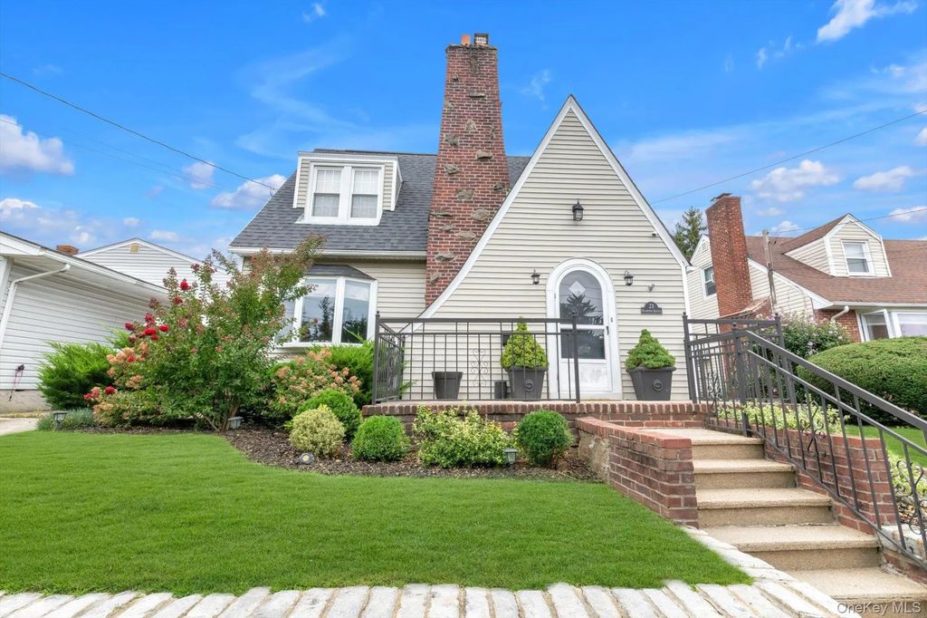 21 Hampton Avenue, Albertson