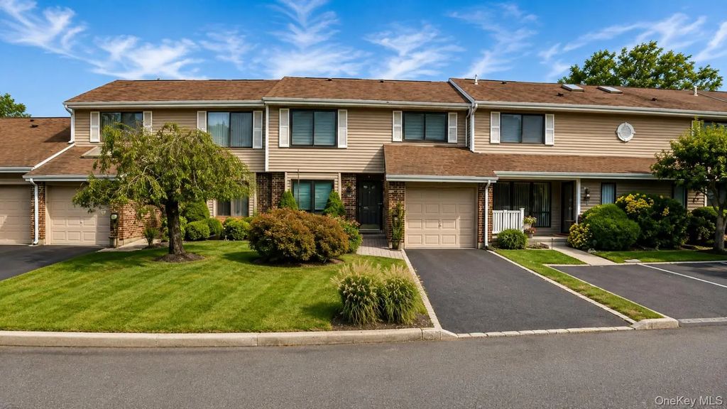230 Pond View Lane, Smithtown