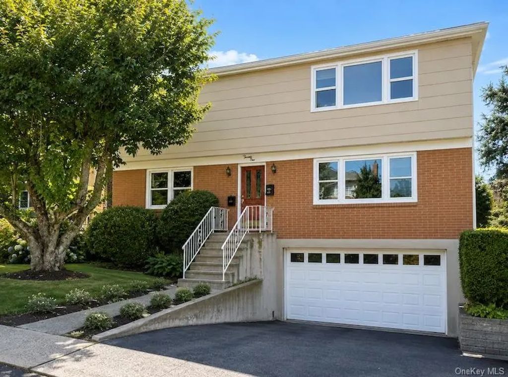 221 Park Avenue E, West Harrison