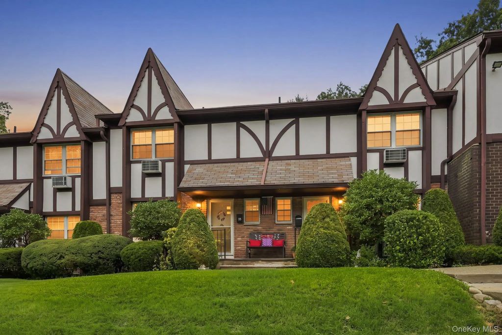 72 Yorkshire Drive, Suffern
