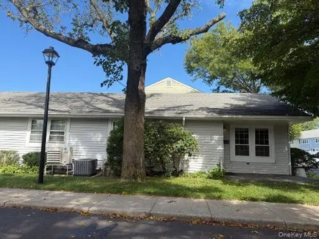 121 Whalers Cove, Babylon