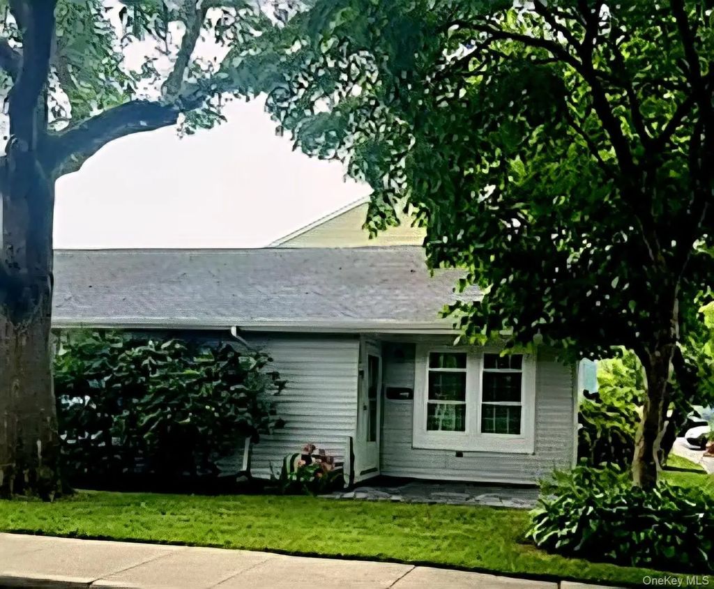 121 Whalers Cove, Babylon