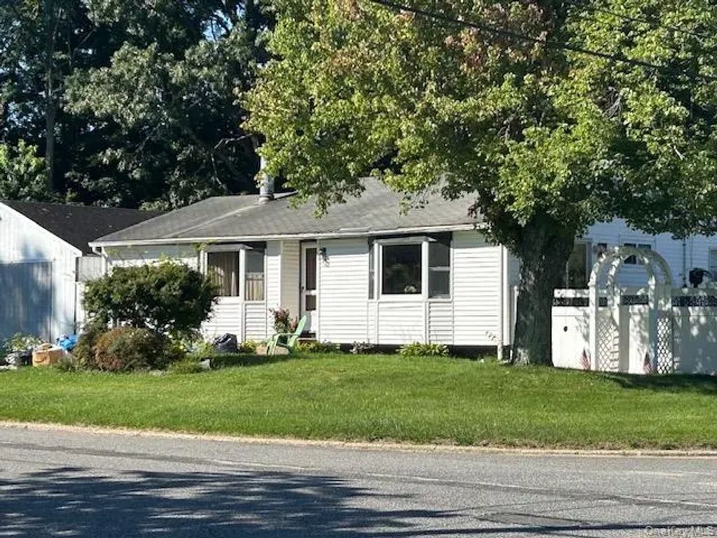 8 Durst Drive, Selden