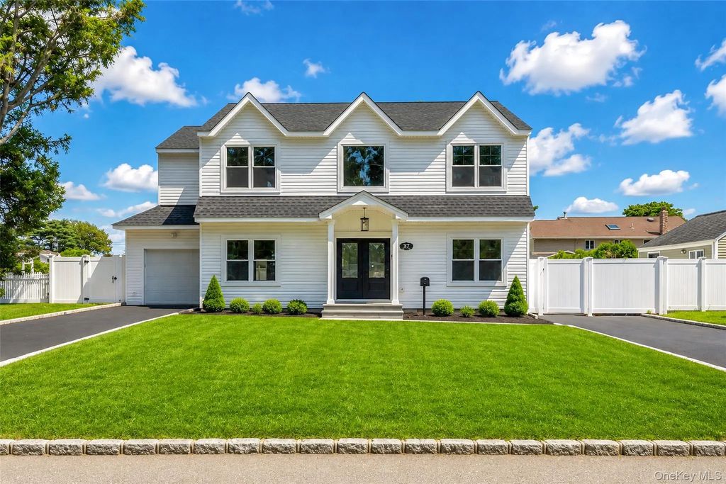 37 Gladstone Avenue, West Islip