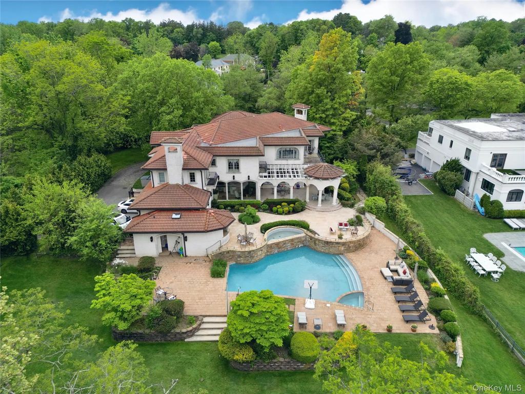 17 Split Rock Drive, Great Neck