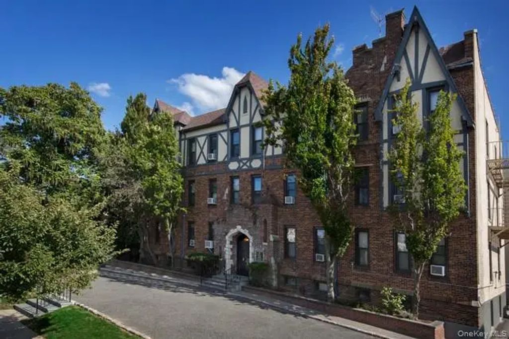 140 Broadway 1a, Lynbrook