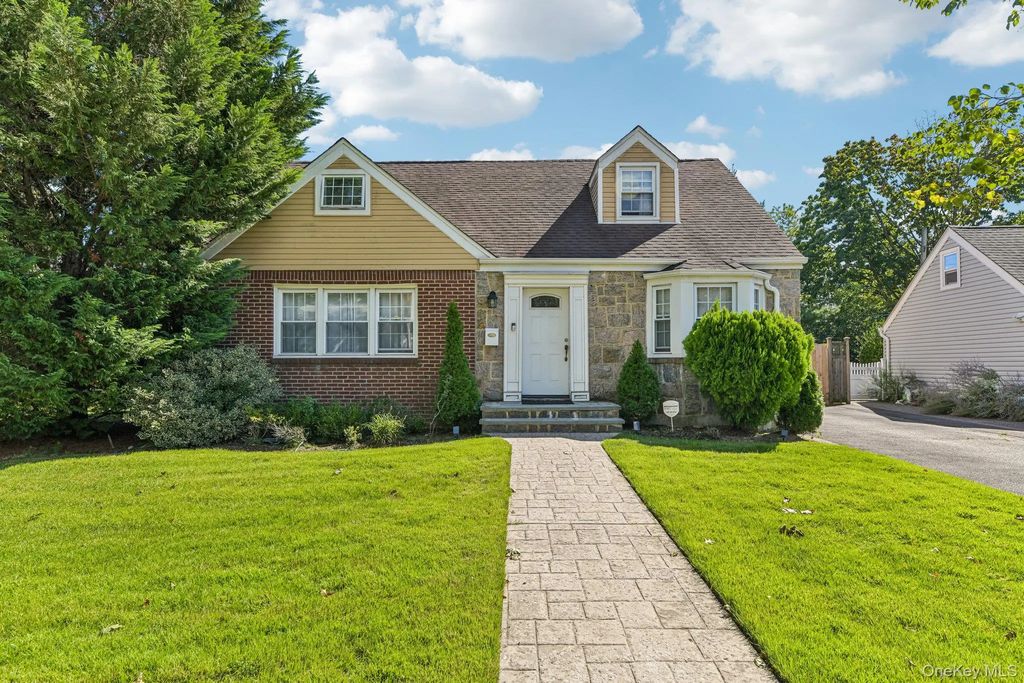 666 Lakeview Avenue, Rockville Centre