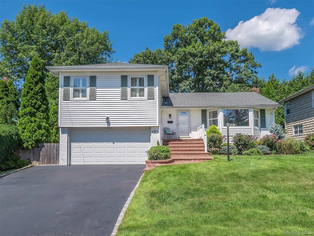 65 Essex Court, Port Washington