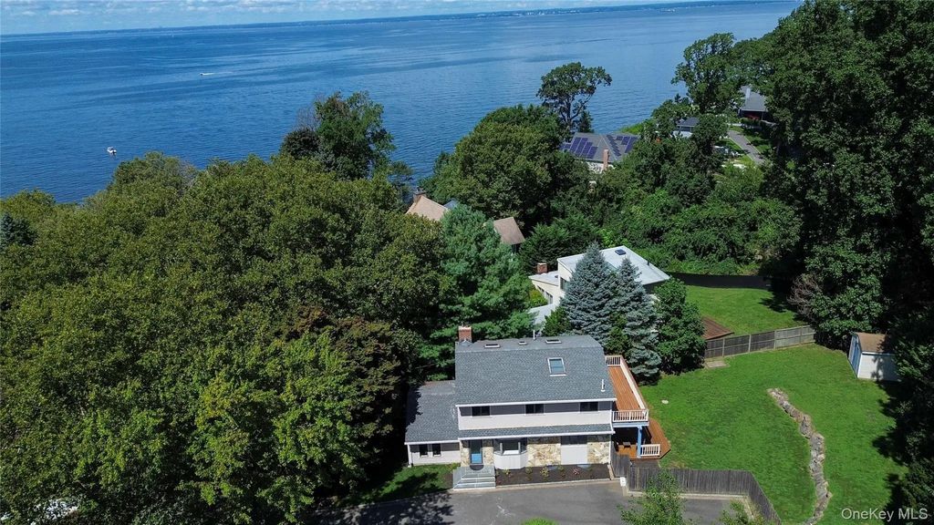 16 Westview Road, Northport
