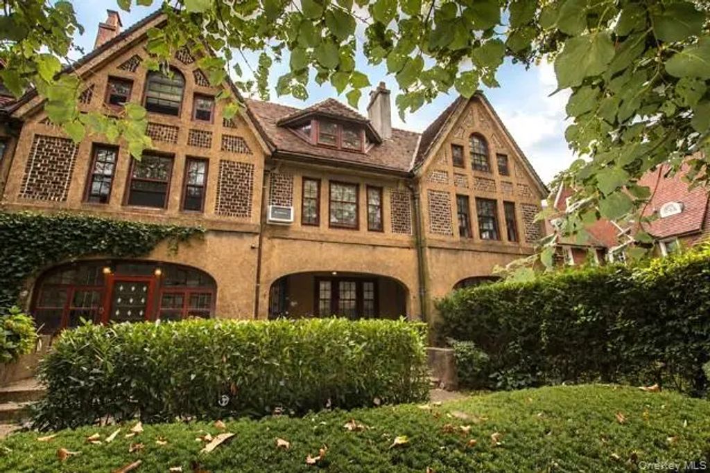 52 Slocum Crescent, Forest Hills
