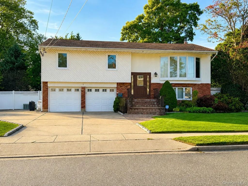 7 Pine Street, Plainview