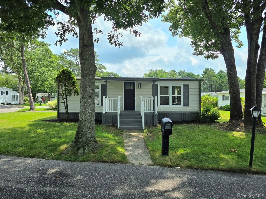 525 Riverleigh Avenue # 221, Riverhead