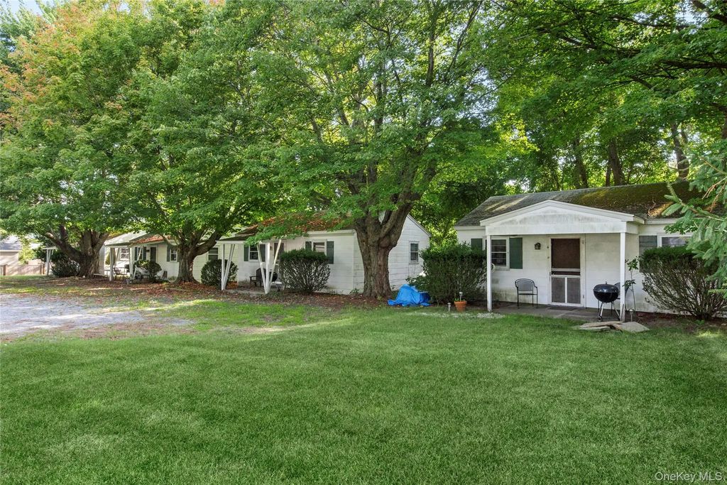 8 Boathouse Road, Hampton Bays