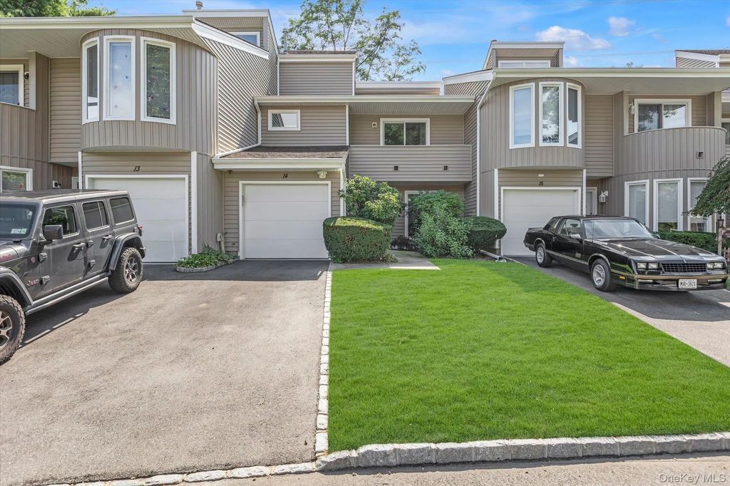 14 Kristin Lane, Hauppauge