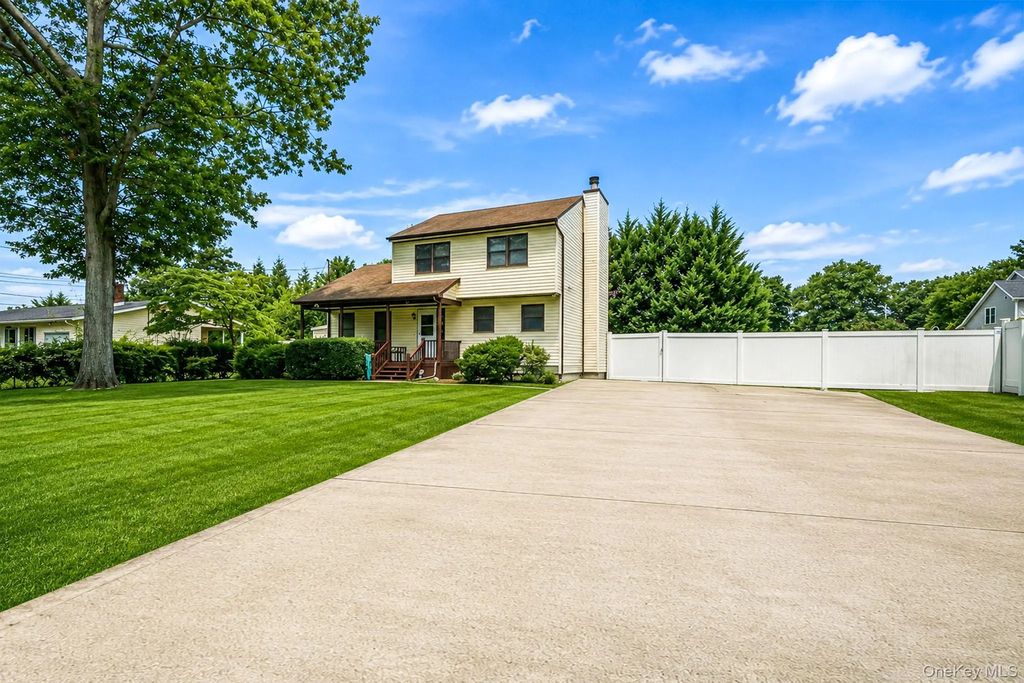 14 Roosevelt Avenue, Nesconset