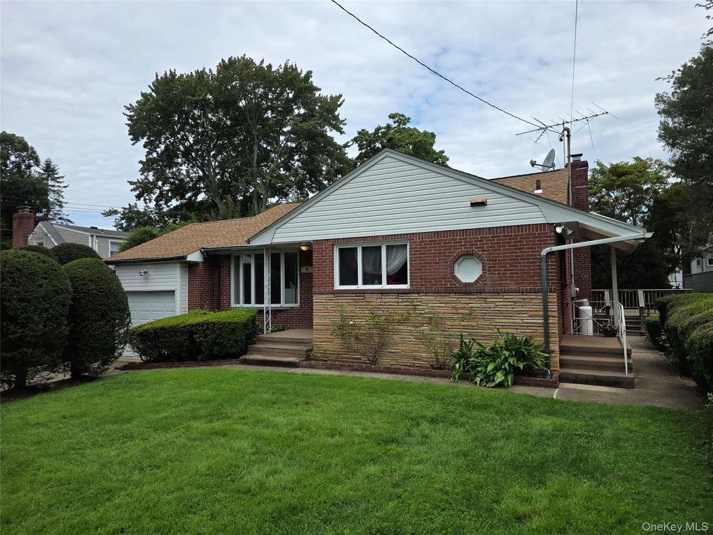 42 Sheridan Street, Huntington