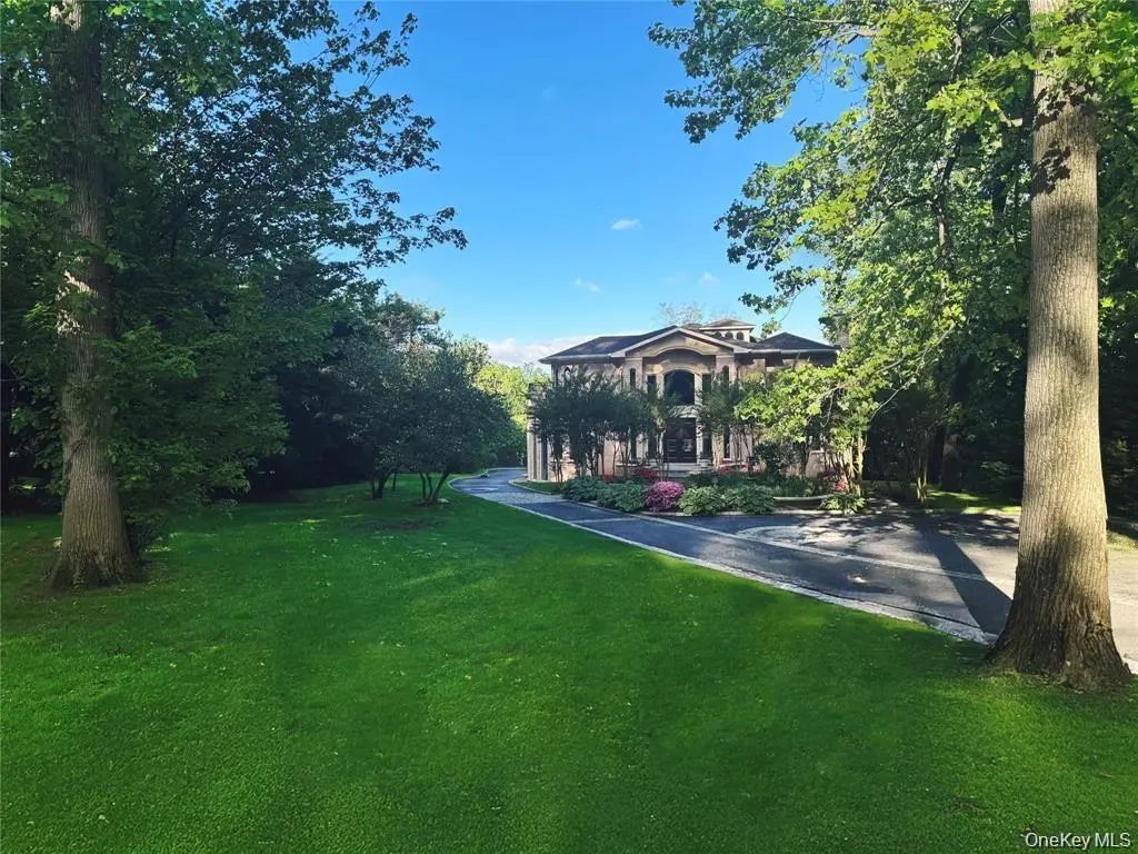 527 Manhasset Woods Road, Manhasset