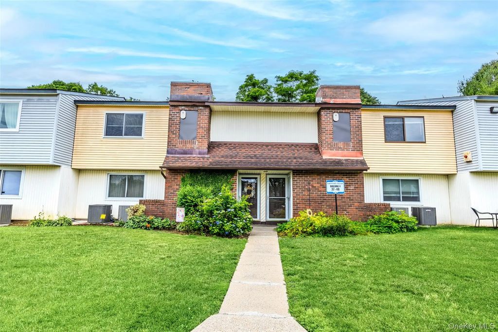 42 Pointe Circle South, Coram