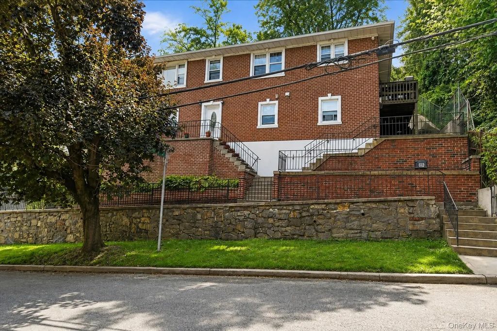 62 Raybrook Rd, Yonkers