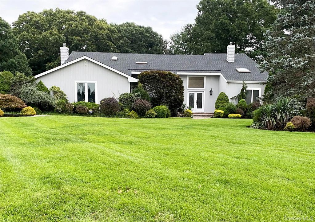 4 Laurelwood Court, Dix Hills