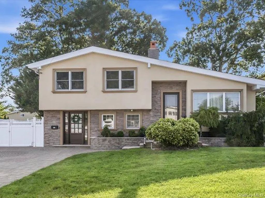 260 W 20th Street, Deer Park