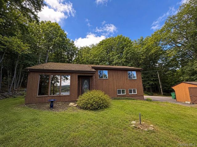 1095 Route 292, Holmes