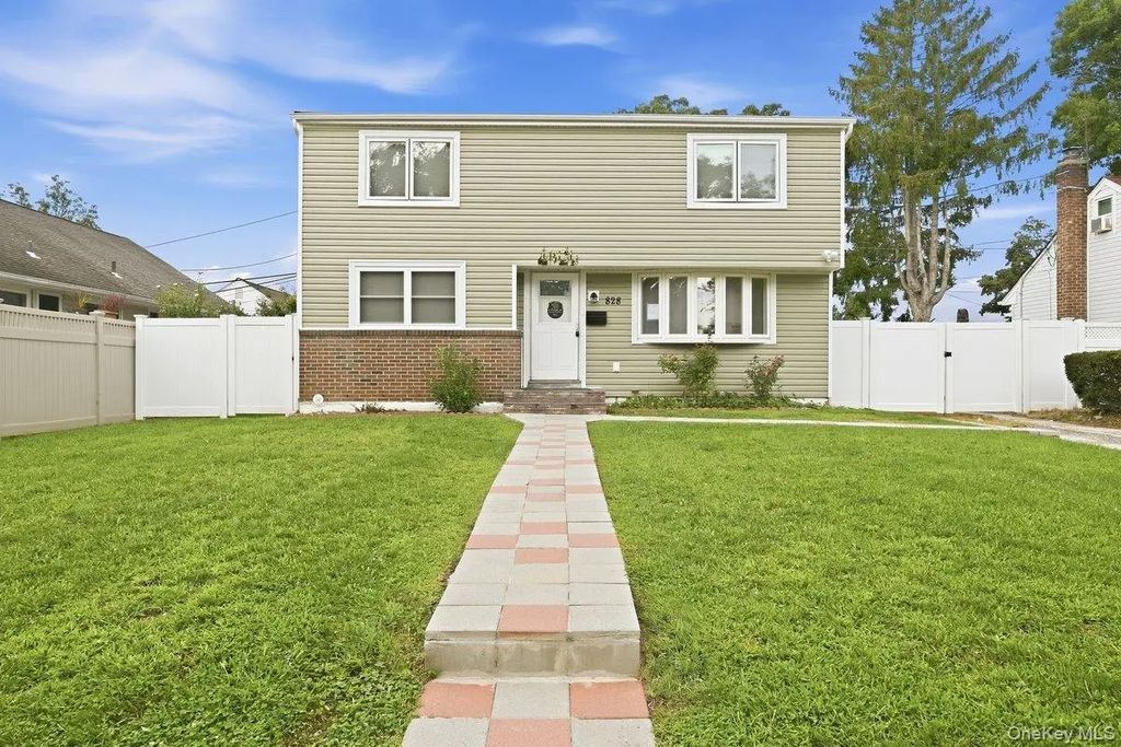 828 Bruce Drive, Wantagh