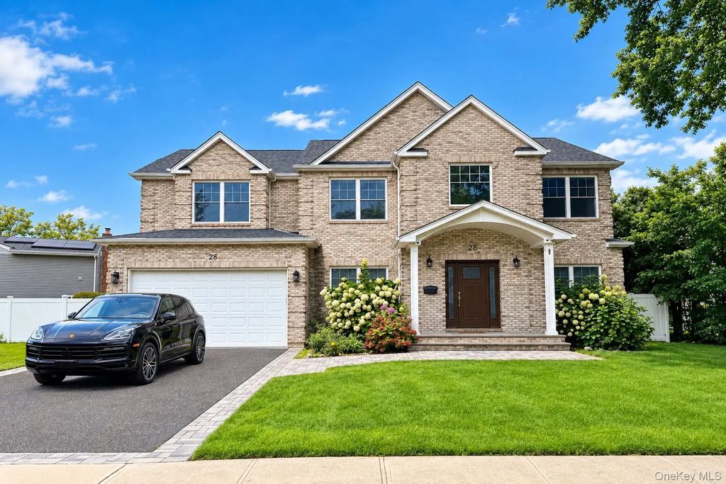 28 E Fern Dr, Jericho