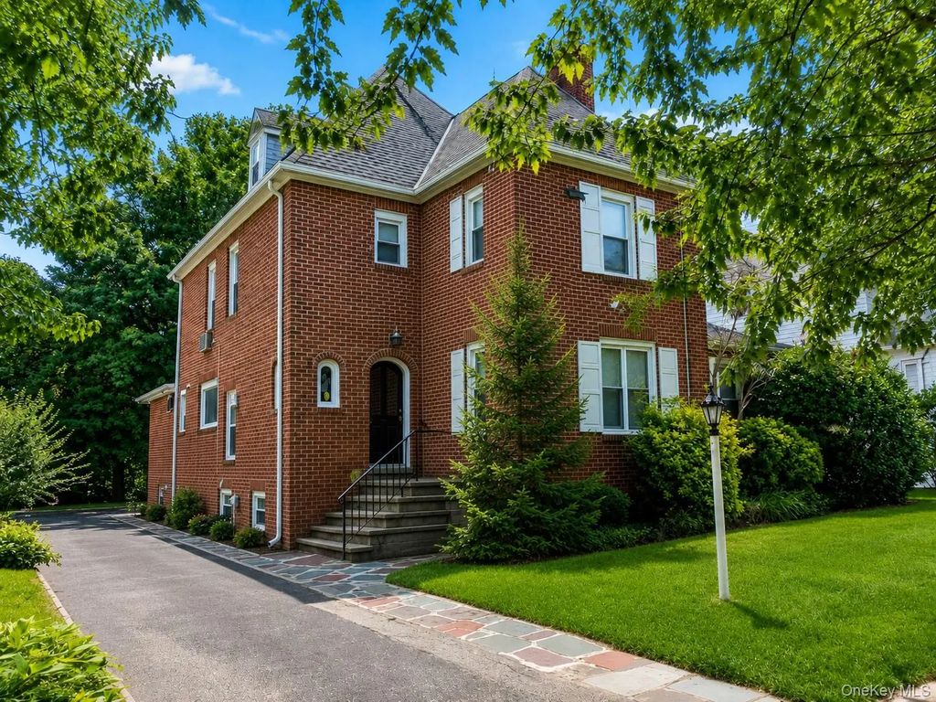 59 Essex Road, Great Neck