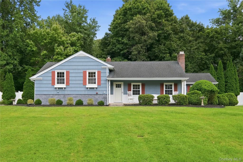 4 Honey Lane W, Miller Place