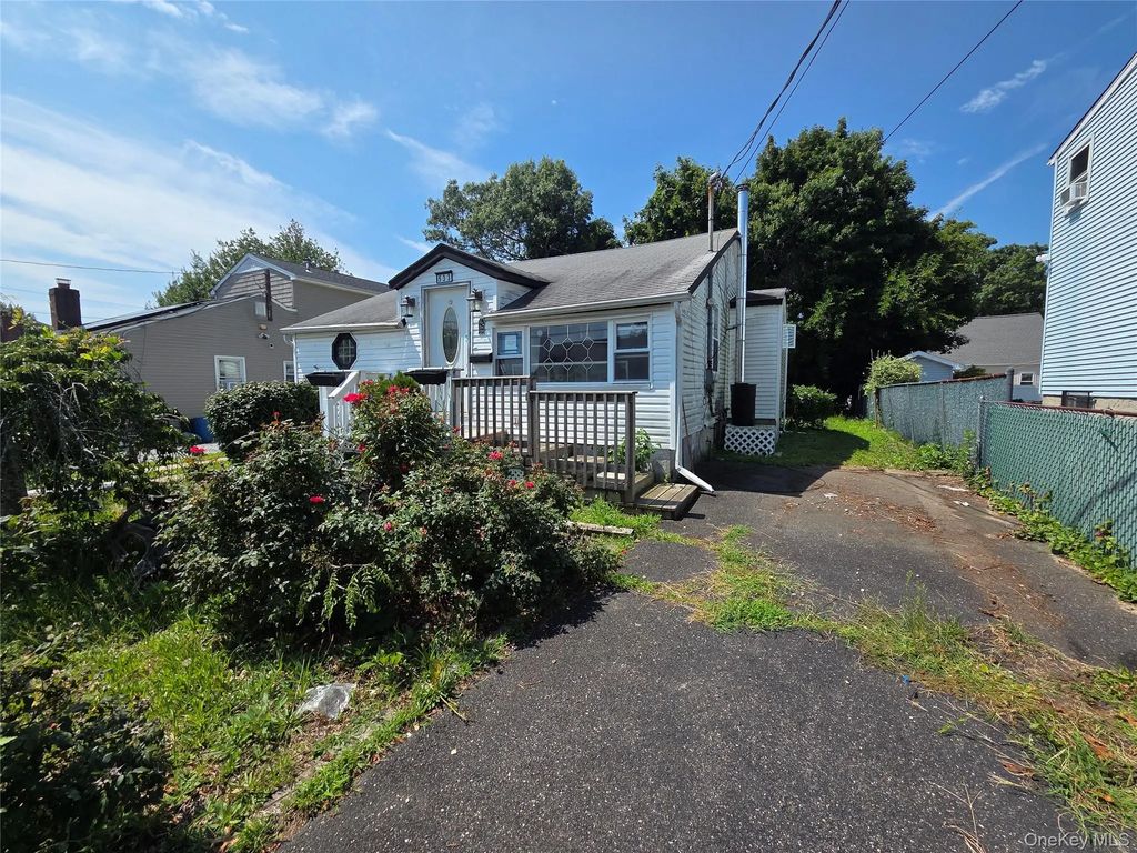 533 S 8th Street, Lindenhurst