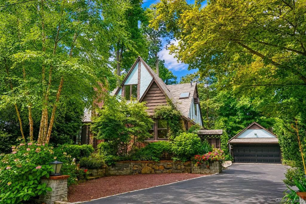 3 Crestwood Place, Great Neck