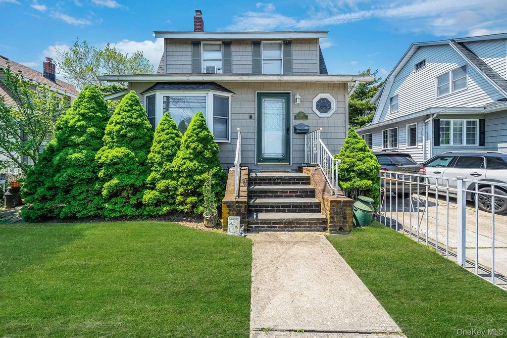 426 Midwood Avenue, Bellmore