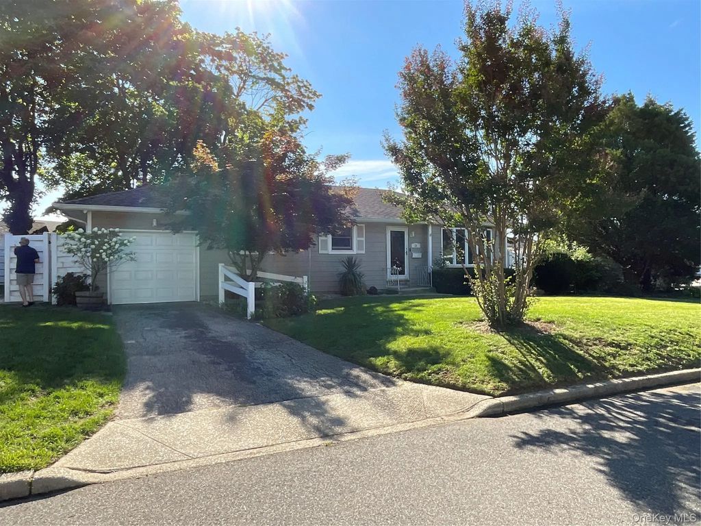 28 Pleasant Avenue, Farmingdale