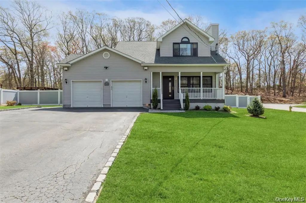 12 Midvale Avenue, Port Jefferson Station