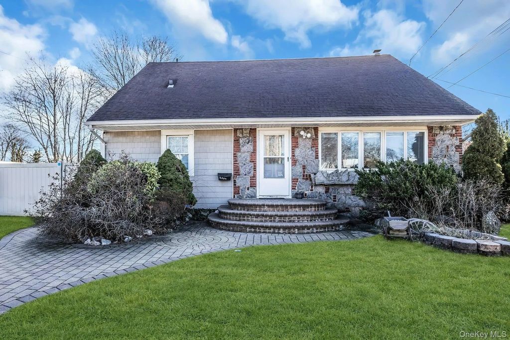 2864 Wilson Avenue, Bellmore
