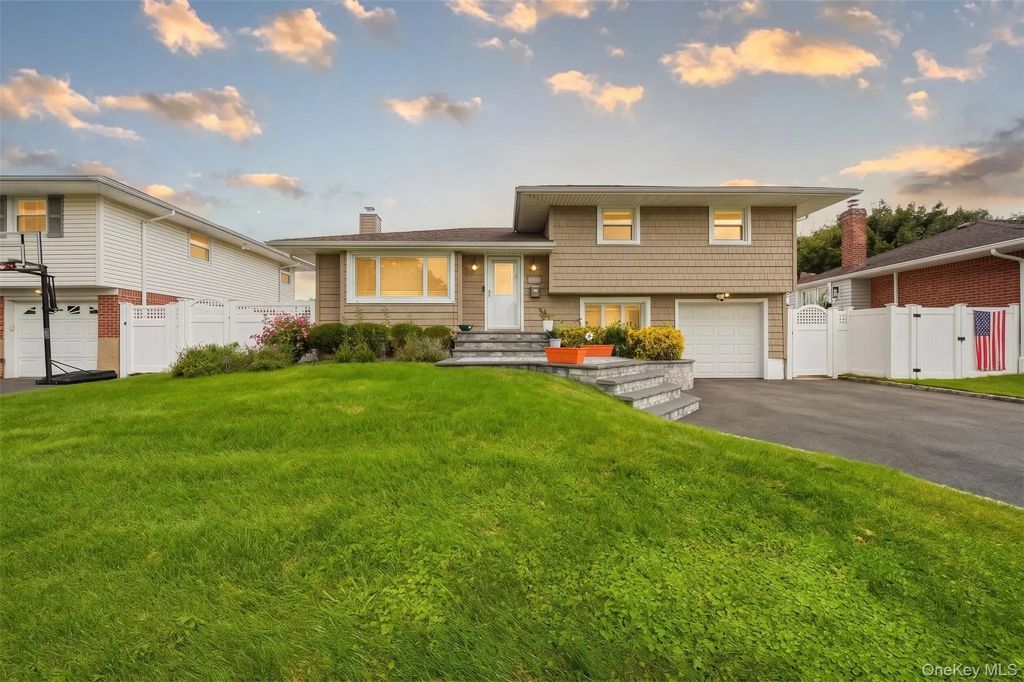16 Spector Lane, Plainview