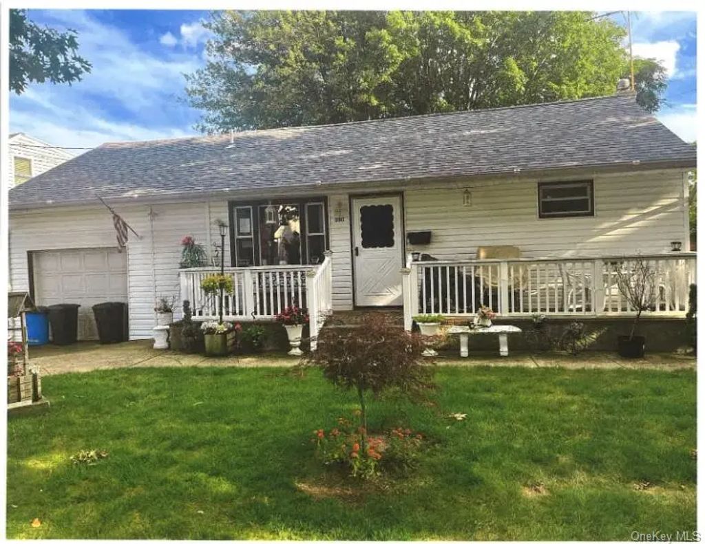 330 Florida Avenue, Copiague