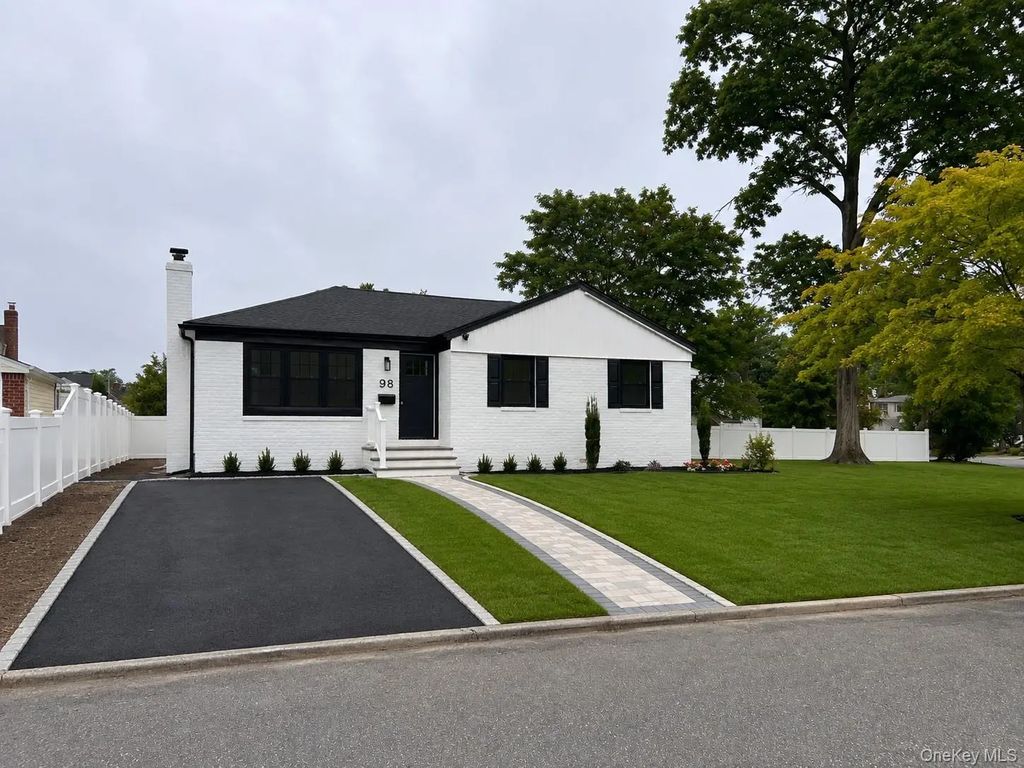 98 Beecher Road, North Babylon