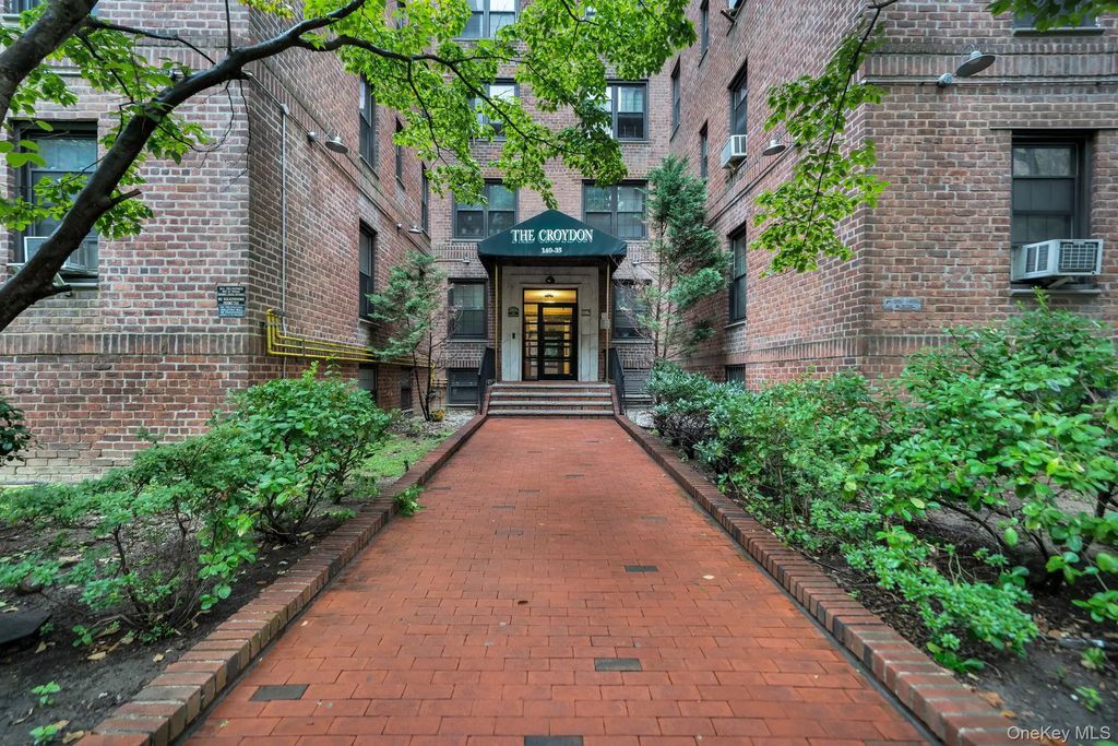 140-35 Burden Crescent # 402, Briarwood