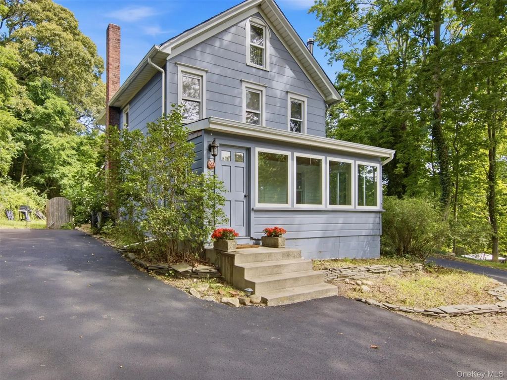 69 Ridgeway Avenue, East Setauket